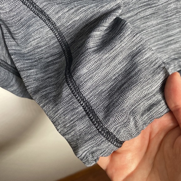 Under Armour grey space dye hooded long sleeve top with drawstring hem size XS - Picture 9 of 12